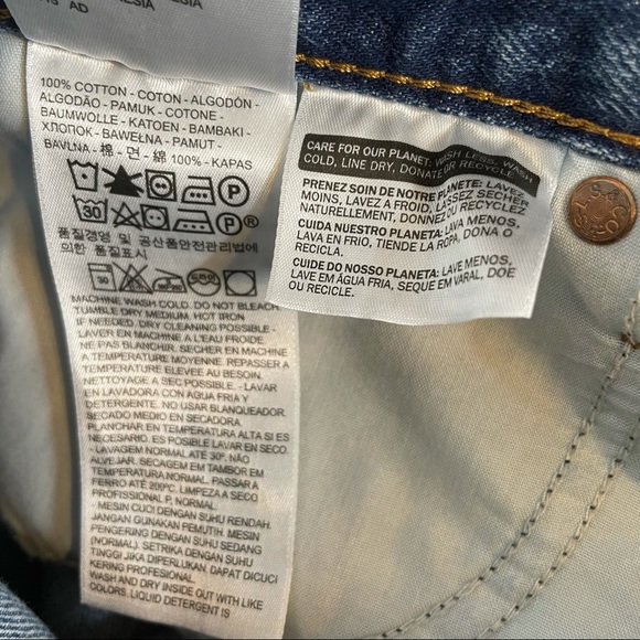 Levi’s Distressed High Rise Wedgie Shorts. Size 27 - Picture 8 of 9